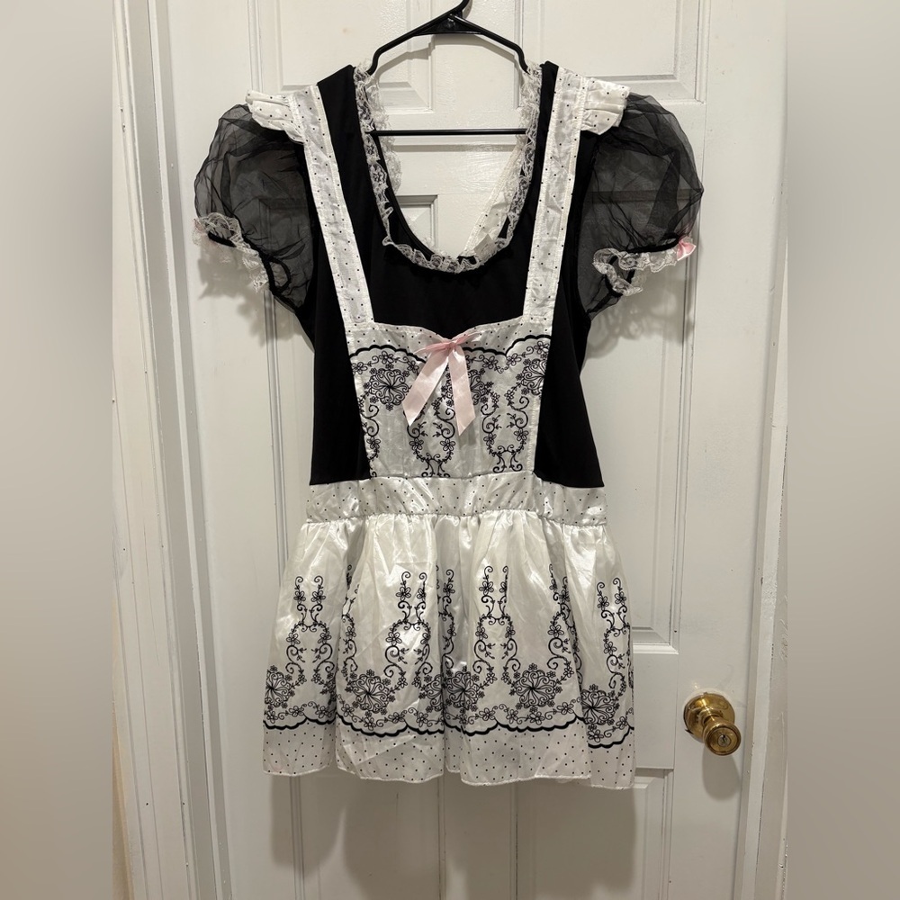 Spirit Black and White Lace Detail